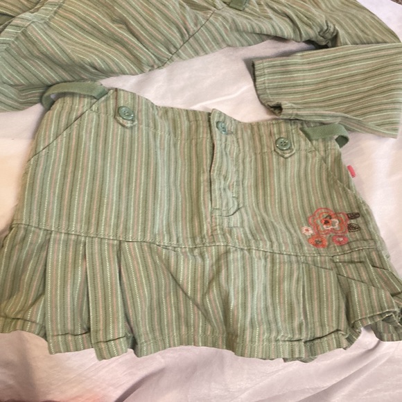 Oshkosh bgosh 2pc skort set . Jacket size 6 and skirt size 5 - Picture 4 of 15